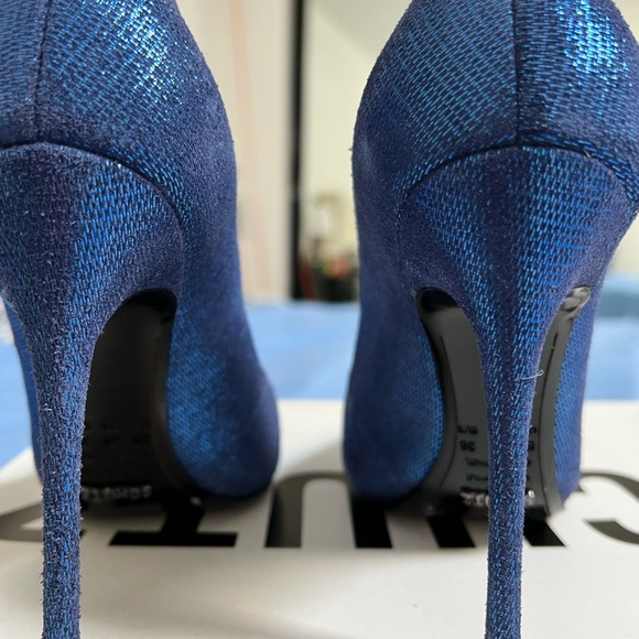 Schutz metallic blue pump stilleto, size 5B , 4inch heels, comes with box - Picture 5 of 9